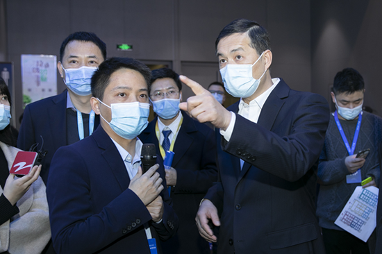浙江省人民政府副省长刘小涛(右)莅临传化智联展位了解、指导